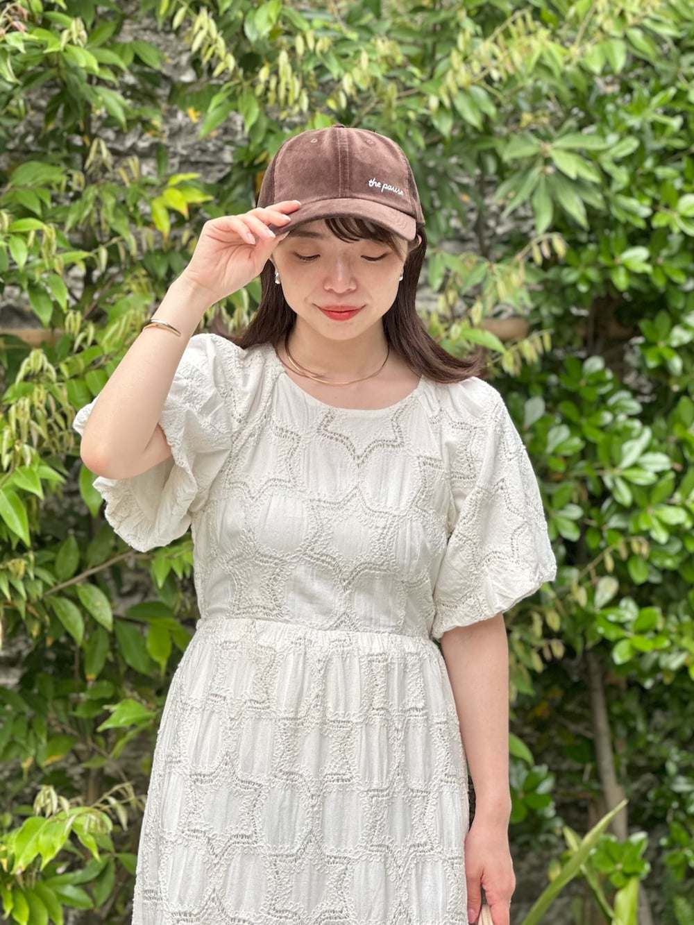 「大人カジュアル、春夏コーデ、キャップ、淡色コーデ、ワンピース、休日スタイル、スニーカー、お出かけコーデ、大人女子、キレイめカジュアル、30代コーデ、ワンピーススタイル、ママコーデ、ウィムガゼット、whimgazette」｜「Whim Gazetteの【Hoaw.】横長シリンダーバッグ（ハンドバッグ、ベージュ系）」を使った、髙橋さん（レディース・158cm）の春コーディネートの6枚目の写真