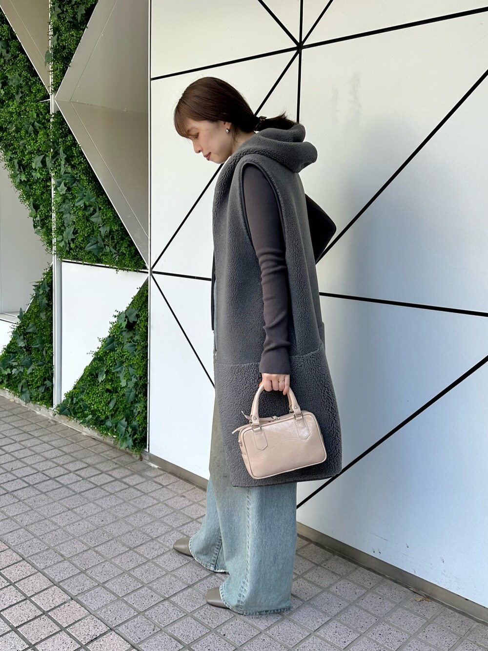 「デニム、シンプルコーデ、きれいめカジュアル、お出かけコーデ、休日スタイル、おでかけコーデ、30代コーデ、秋コーデ、ウィムガゼット、whimgazette、ボア、ジレ、オフショル、デニムパンツ、グレー」｜「THE PAUSEの【THE PAUSE】オフショルニットプルオーバー（ニット/セーター、グレー系）」を使った、髙橋さん（レディース・158cm）の夏コーディネートの2枚目の写真