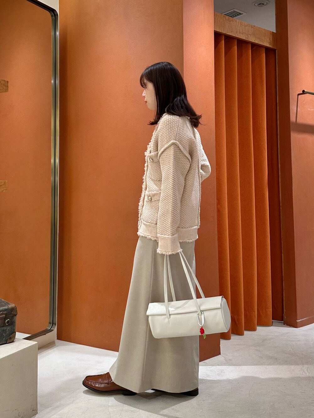 「シアートップス、おでかけコーデ、春、キレイめカジュアル、淡色コーデ、骨格ストレート、30代コーデ、ロングスカート、ツイード、ツイードジャケット、カーディガン、ローファー、レザーバッグ、ワントーンコーデ、whimgazette」|「Drawing Numbersの【Drawing Numbers】キュプラシースルーブラウス(シャツ/ブラウス、ホワイト系)」を使った、髙橋さん(骨格ストレート・レディース・158cm)の春コーディネートの2枚目の写真