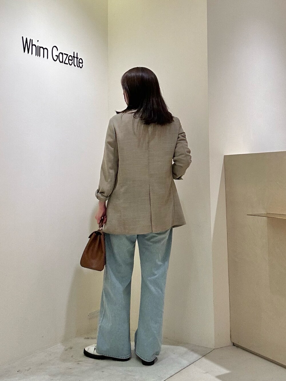 「ジャケット、春コーデ、オトナカジュアル、シンプルスタイル、大人ファッション、春色、ノーカラージャケット、デニムパンツ、デニムコーデ、ママコーデ、ママファッション、ウィムガゼット、きれいめカジュアル、whimgazette」|「Whim Gazetteの【Hoaw.】チョーカー(チョーカー、ゴールド系)」を使った、髙橋さん(骨格ストレート・レディース・158cm)の春コーディネートの3枚目の写真