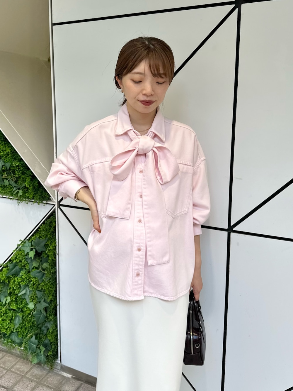 「デニム、カラーコーデ、きれいめカジュアル、シンプルコーデ、お出かけコーデ、おでかけコーデ、ママファッション、休日スタイル、30代コーデ、ボウタイ、タイトスカート、オトナカジュアル、秋コーデ、骨格ストレート、ウィムガゼット」|「Whim Gazetteのデニムボウタイシャツ(シャツ/ブラウス、ピンク系)」を使った、髙橋さん(レディース・158cm)の夏コーディネートの5枚目の写真