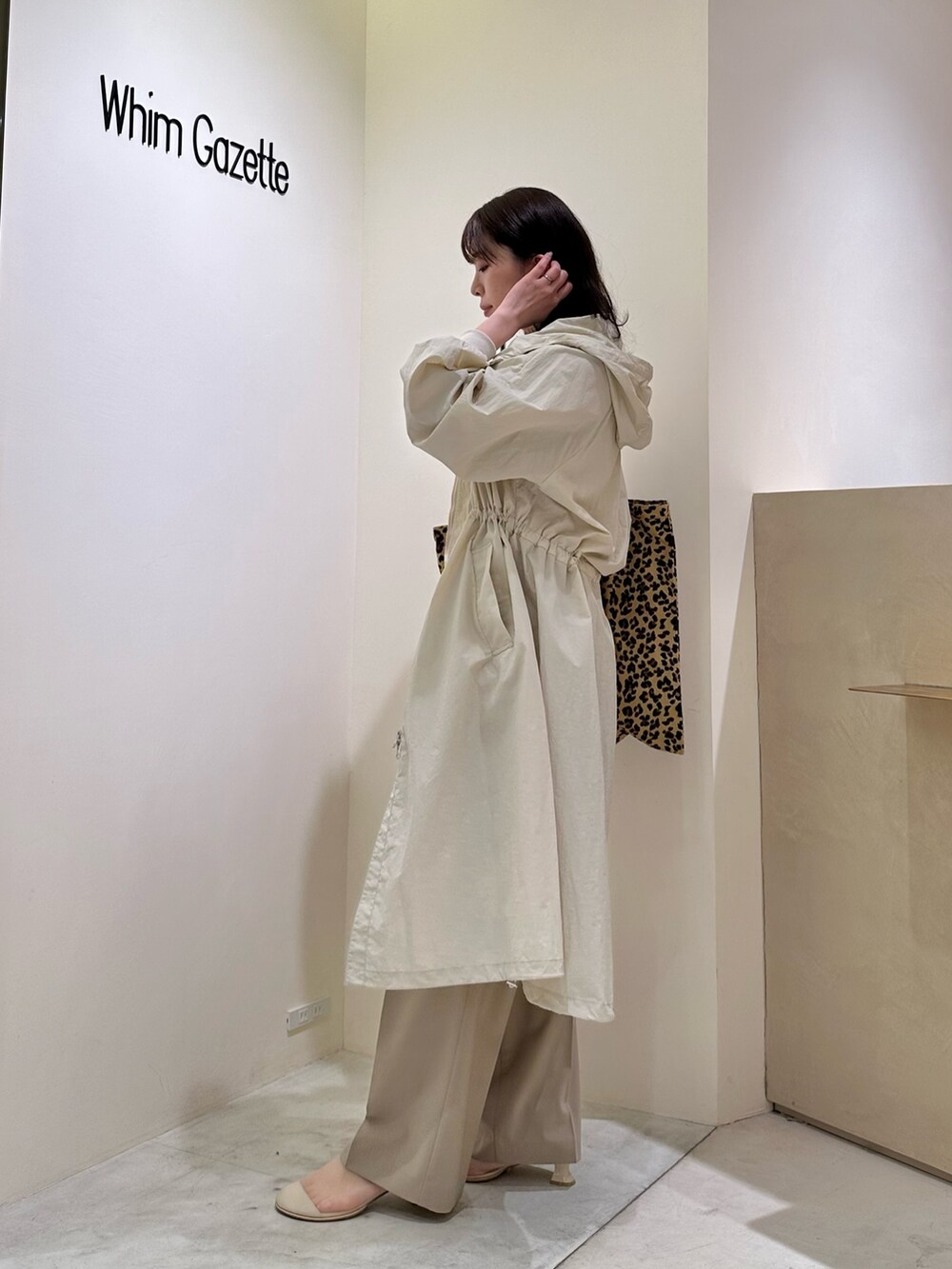 「春色、春先取り、大人女子、大人可愛い、ゆるシルエット、大人ファッション、春カラー、シアートップス、きれいめコーディネート、whimgazette、ウィムガゼット、春アウター、ワイドパンツ、レオパード」｜「Whim Gazetteの【Hoaw.】メッシュミュール（サンダル、ベージュ系）」を使った、髙橋さん（骨格ストレート・レディース・158cm）の冬コーディネートの2枚目の写真