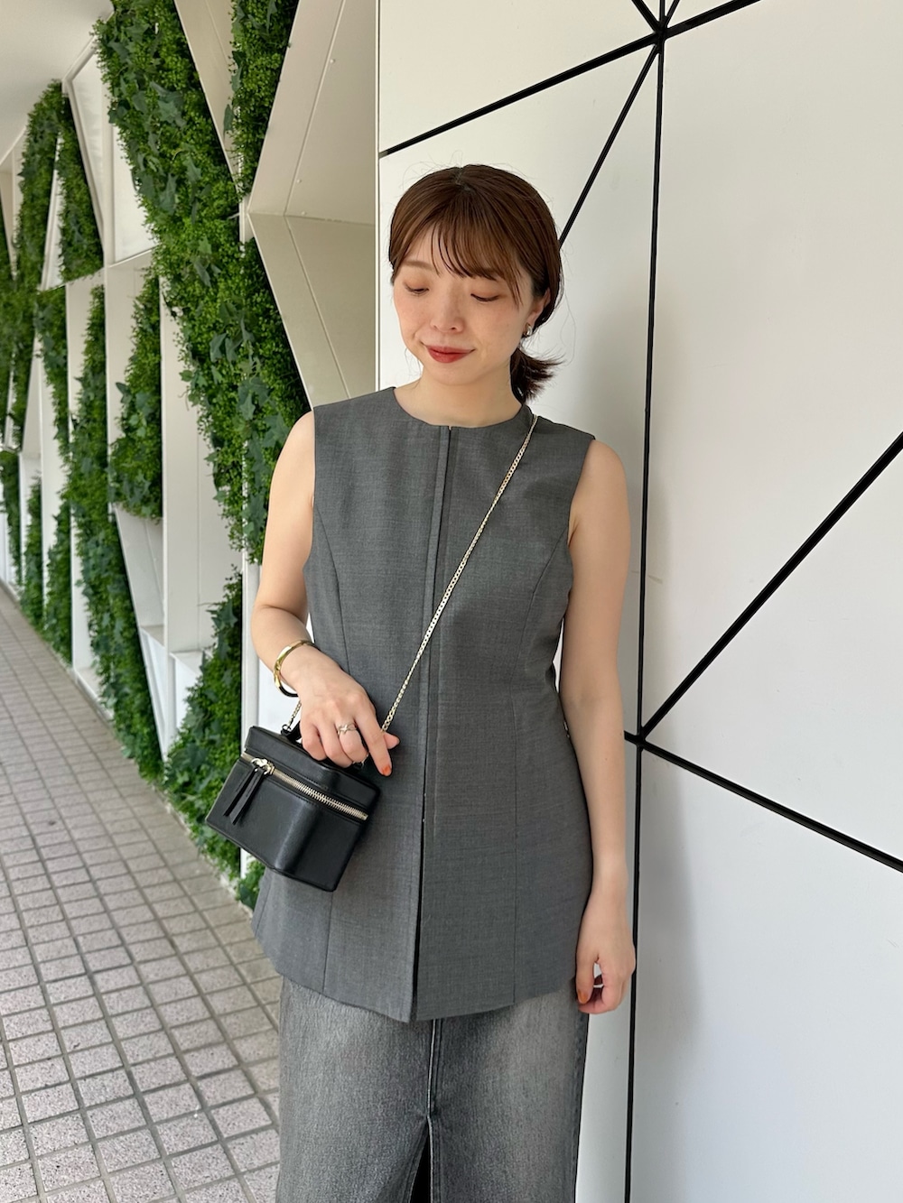 「デニム、ノースリーブ、シンプルコーデ、きれいめカジュアル、夏コーデ、お出かけコーデ、カジュアルスタイル、オトナ女子、休日スタイル、大人コーデ、30代コーデ、ジレ、デニムスカート、スニーカー、ウィムガゼット」｜「Whim Gazetteの【THESING】キャンバススエードスニーカー（スニーカー、ブルー系）」を使った、髙橋さん（レディース・158cm）の夏コーディネートの5枚目の写真