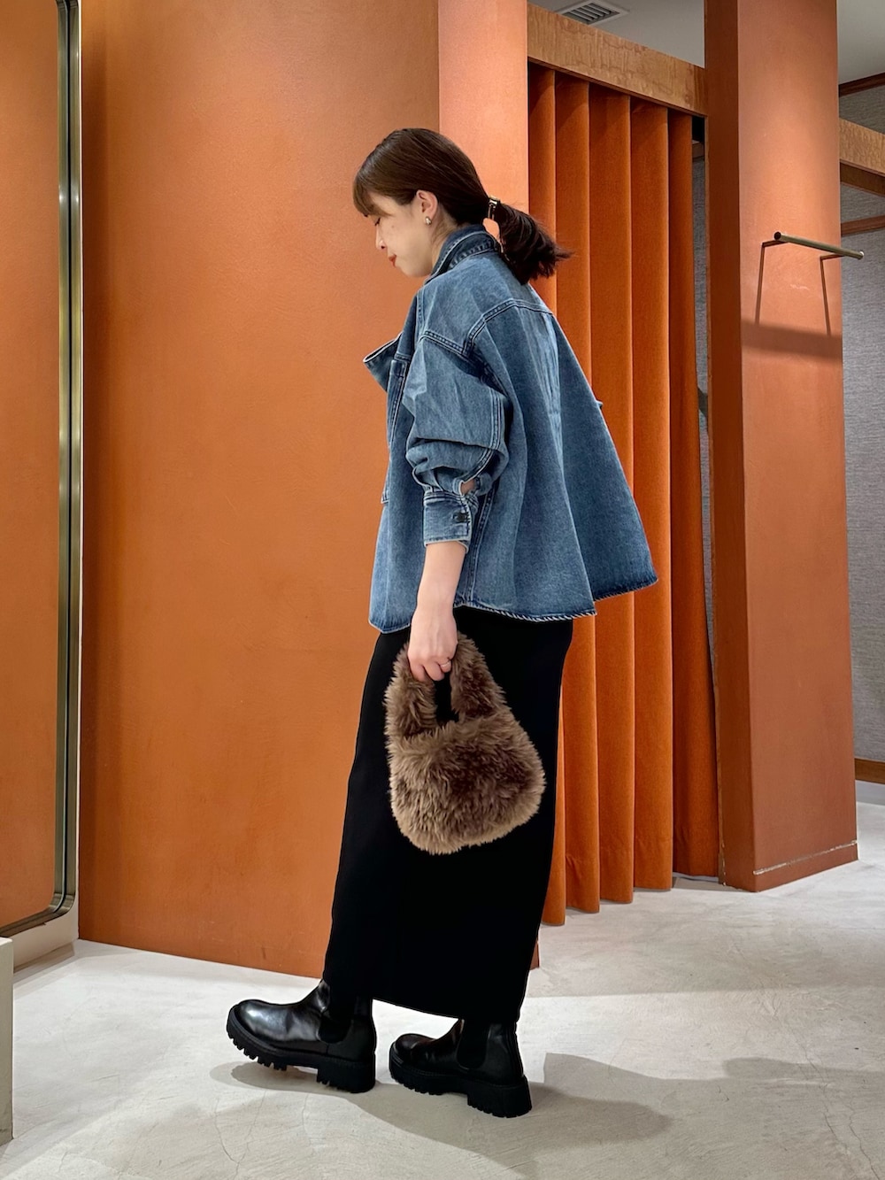 「秋服準備はじめました、きれいめカジュアル、お出かけコーデ、秋コーデ、デニム、大人かわいい、オトナカジュアル、デニムシャツ、ボウタイ、タイトスカート、ウィムガゼット、whimgazette、30代コーデ、ブーツ、ファー小物」｜「Whim Gazetteのデニムボウタイシャツ（シャツ/ブラウス、ブルー系）」を使った、髙橋さん（レディース・158cm）の秋コーディネートの2枚目の写真