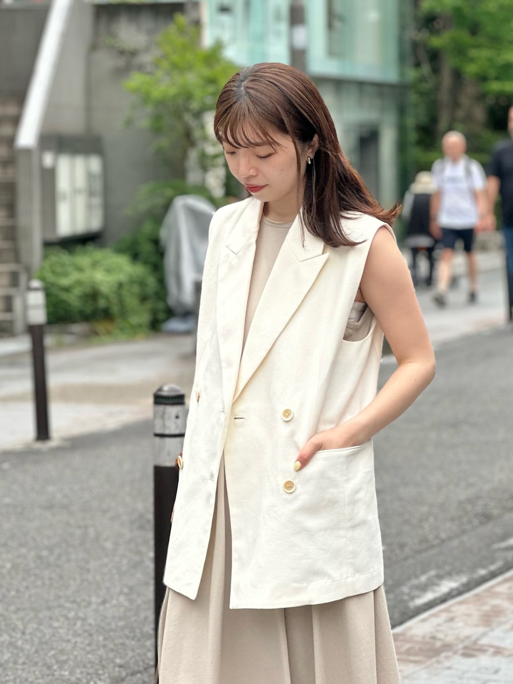 「サンダル、きれいめカジュアル、休日スタイル、お出かけコーデ、淡色コーデ、大人カジュアルコーデ、春夏コーデ、30代コーデ、ママファッション、ワンピース、ジレ、ワントーンコーデ、ノースリーブ、ウィムガゼット、whimgazette」｜「Whim Gazetteのカットフレアワンピース（ワンピース、ベージュ系）」を使った、髙橋さん（レディース・158cm）の春コーディネートの5枚目の写真