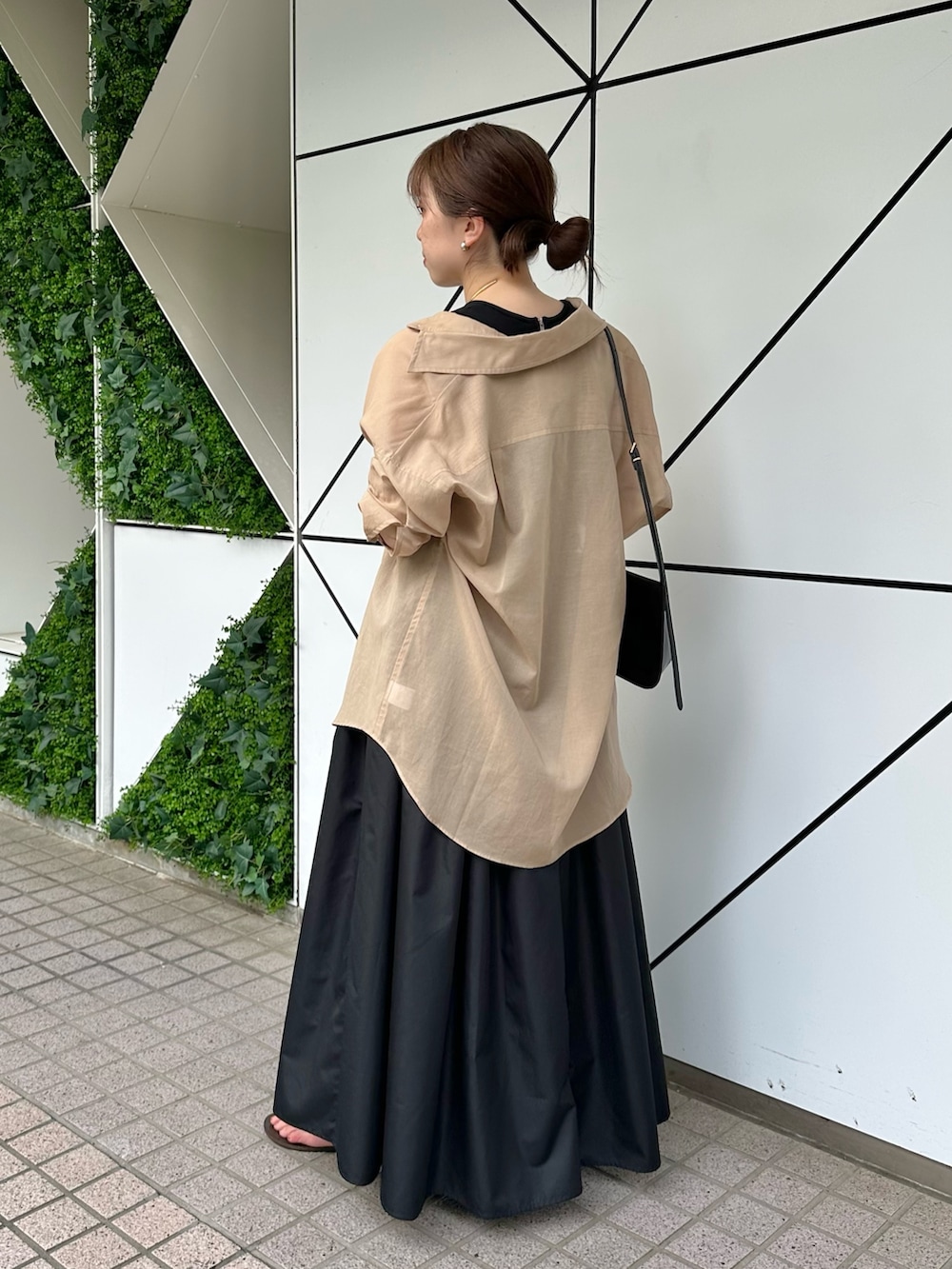 「サンダル、シャツスタイル、シアートップス、お出かけコーデ、夏服コーデ、大人コーデ、キレイめカジュアル、ワンピースコーデ、ワンピース、夏コーデ、オトナカジュアル、ウィムガゼット、whimgazette」｜「Whim Gazetteのドッキングワンピース（ワンピース、ブラック系）」を使った、髙橋さん（レディース・158cm）の春コーディネートの2枚目の写真
