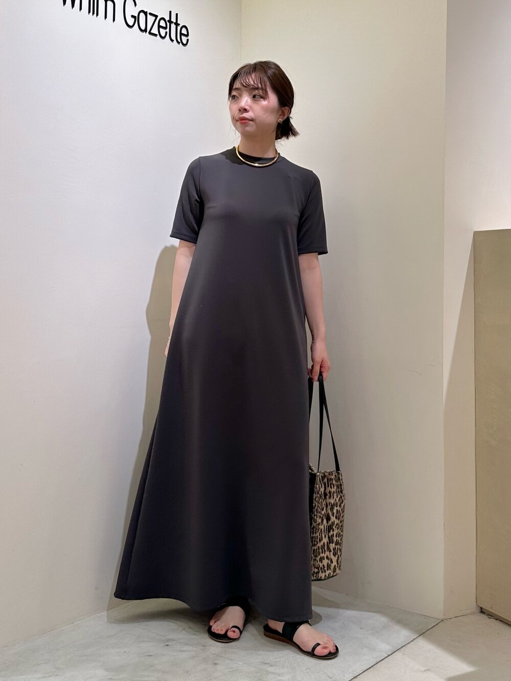 「大人カジュアル、春夏コーデ、シンプルコーデ、ワンピース、きれいめカジュアル、休日スタイル、おでかけコーデ、オトナカジュアル、夏コーデ、ワンピーススタイル、カジュアルスタイル、デニム、デニムシャツ、ウィムガゼット、whimgazette」｜「Whim Gazetteのポンチフレアワンピース（ワンピース、グレー系）」を使った、髙橋さん（レディース・158cm）の春コーディネートの8枚目の写真