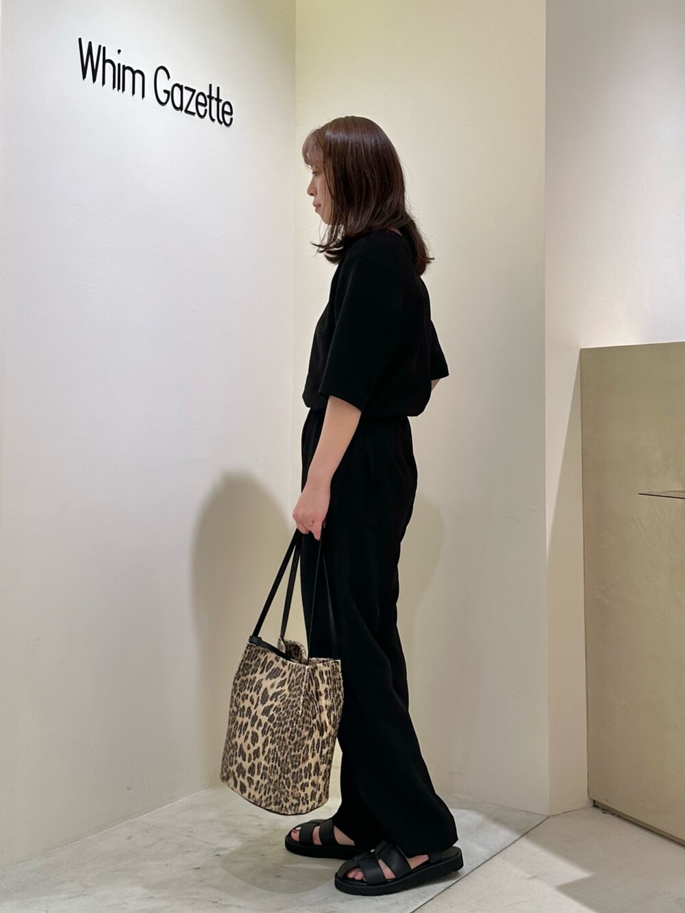 「大人カジュアル、お出かけコーデ、モノトーン、春夏コーデ、シンプルコーデ、きれいめカジュアル、休日スタイル、キレイめカジュアル、おでかけコーデ、夏コーデ、オトナカジュアル、ジャンプスーツ、ブラック、ウィムガゼット、whimgazette」｜「THE PAUSEの【THE PAUSE】Vネックジャンプスーツ（サロペット/オーバーオール、ブラック系）」を使った、髙橋さん（レディース・158cm）の春コーディネートの4枚目の写真