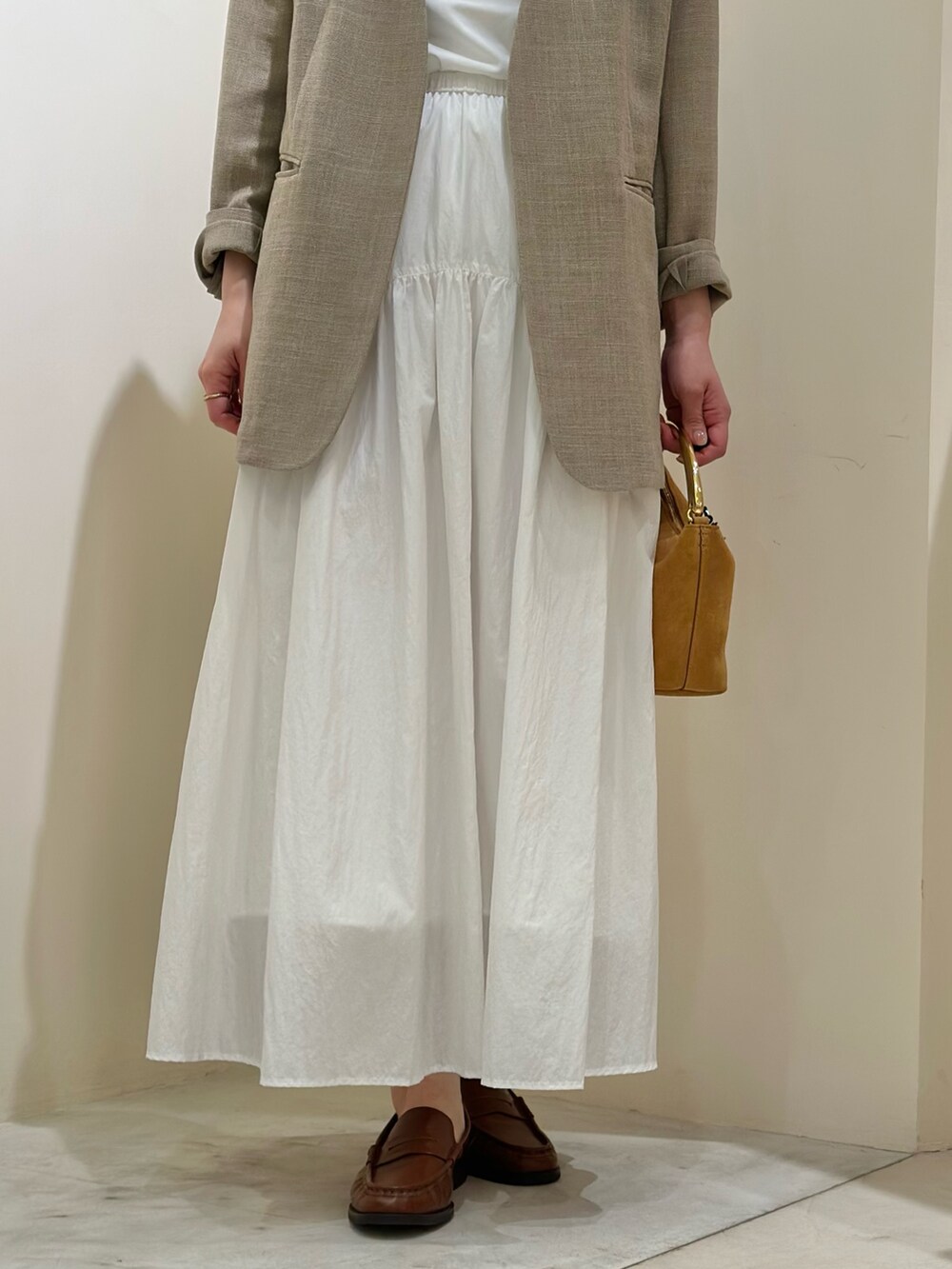 「ジャケット、春コーデ、春服コーデ、春服、カジュアルコーデ、30代コーデ、大人カジュアル、ウィムガゼット、whimgazette、ノーカラージャケット、ジャケットスタイル、フレアスカート、ロゴT、ママコーデ」|「Whim Gazetteの【Hoaw.】Knot チョーカー(チョーカー、ゴールド系)」を使った、髙橋さん(骨格ストレート・レディース・158cm)の春コーディネートの6枚目の写真