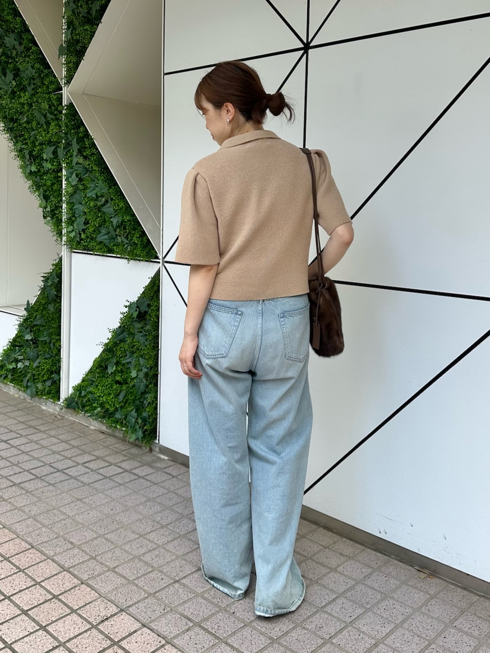 「お出かけコーデ、休日スタイル、デニム、きれいめカジュアル、オトナカジュアル、秋服準備はじめました、骨格ストレート、ママコーデ、ウィムガゼット、whimgazette、デニムパンツ、ニット、パンプス」｜「Whim Gazetteのドロストデニム（デニムパンツ、ブルー系）」を使った、髙橋さん（レディース・158cm）の夏コーディネートの4枚目の写真