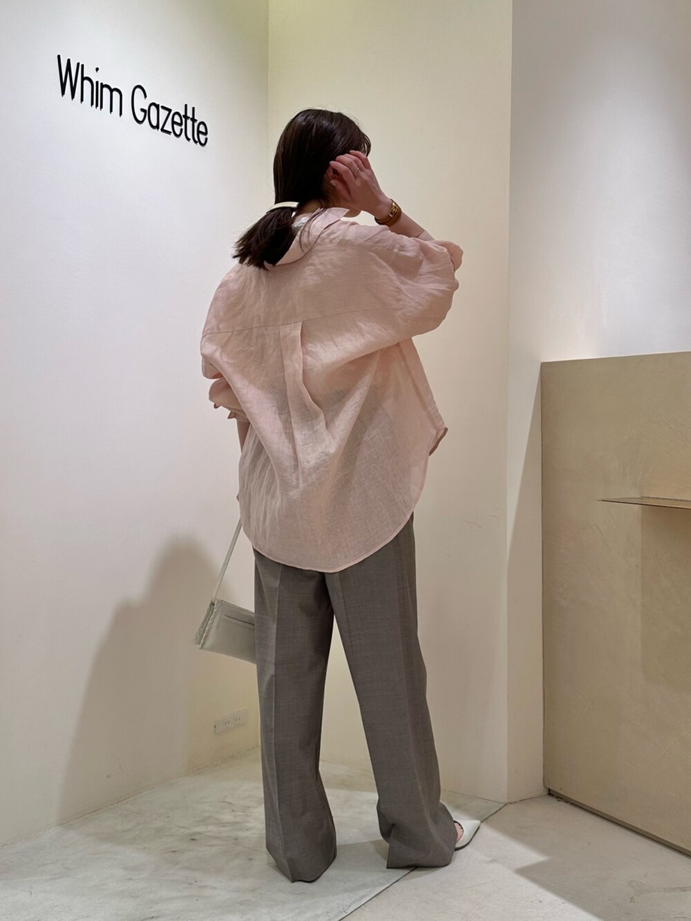「大人カジュアル、休日スタイル、お出かけコーデ、シアートップス、春夏コーデ、シンプルコーデ、春ファッション、カジュアルスタイル、リネン、ピンク、whimgazette、ウィムガゼット、ワイドパンツ」|「Whim Gazetteのリネンキャンバスシャツ(シャツ/ブラウス、ピンク系)」を使った、髙橋さん(レディース・158cm)の春コーディネートの3枚目の写真