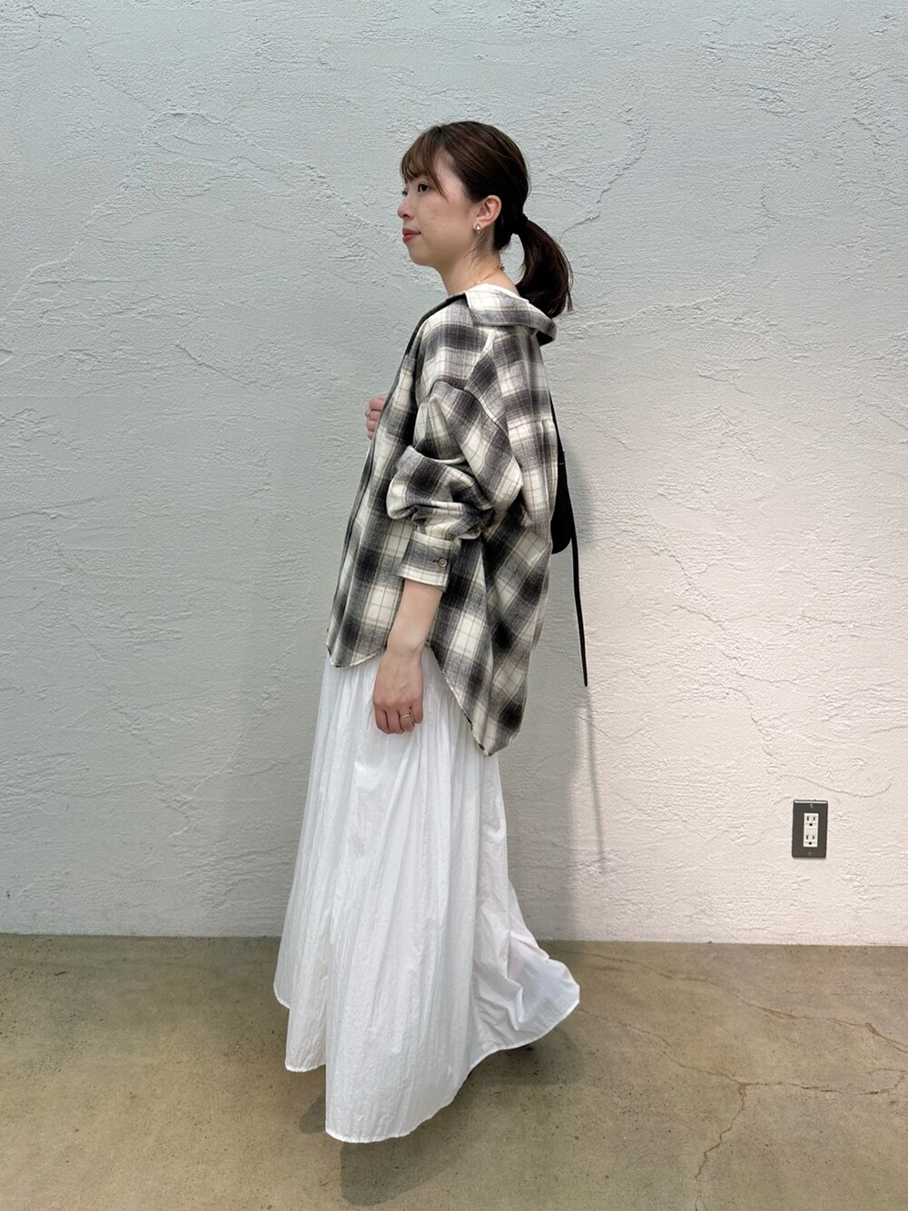「ノースリーブ、お出かけコーデ、ロングスカート、休日スタイル、きれいめカジュアル、オトナカジュアル、秋服準備はじめました、シャツスタイル、シンプルスタイル、ローファー、チェックシャツ、フレアスカート、ウィムガゼット、whimgazette、ママコーデ」｜「Whim Gazetteのシャギーチェックシャツ（シャツ/ブラウス、ベージュ系）」を使った、髙橋さん（レディース・158cm）の夏コーディネートの2枚目の写真