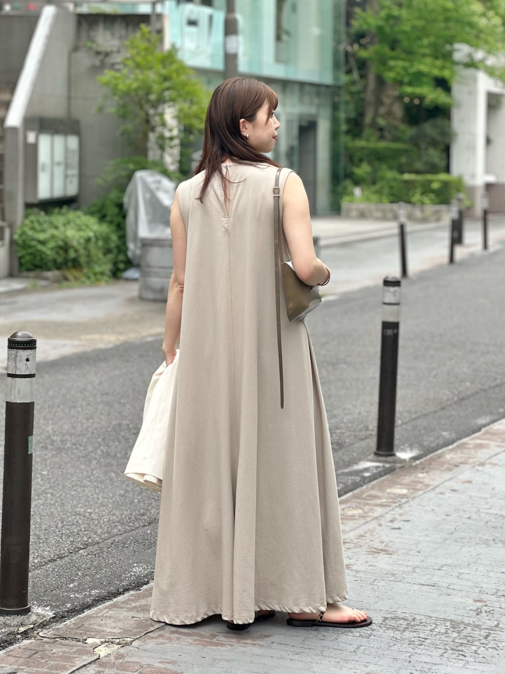 「サンダル、きれいめカジュアル、休日スタイル、お出かけコーデ、淡色コーデ、大人カジュアルコーデ、春夏コーデ、30代コーデ、ママファッション、ワンピース、ジレ、ワントーンコーデ、ノースリーブ、ウィムガゼット、whimgazette」｜「Whim Gazetteのカットフレアワンピース（ワンピース、ベージュ系）」を使った、髙橋さん（レディース・158cm）の春コーディネートの7枚目の写真