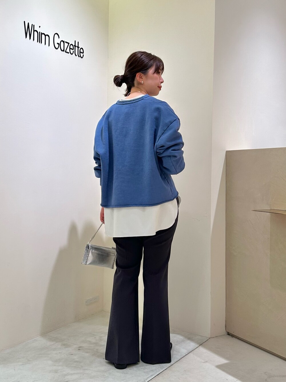 「春色、春先取り、大人ファッション、ラクチンコーデ、春、大人女子、きれいめコーデ、ゆるシルエット、春カラー、レイヤードスタイル、モノトーンコーデ、ショート丈トップス、春アウター、春コーデ、スウェット」｜「Whim GazetteのVガゼットプルオーバー（シャツ/ブラウス、ホワイト系）」を使った、髙橋さん（骨格ストレート・レディース・158cm）の冬コーディネートの4枚目の写真