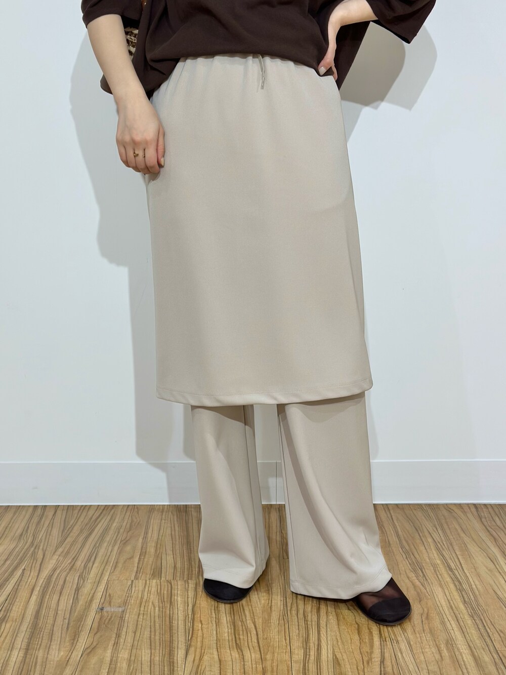 「whimgazette、ウィムガゼット、春服、春カラー、大人女子、おでかけコーデ、きれいめコーディネート、春ニット、春夏コーデ、カジュアルスタイル、ニット、骨格ストレート、レイヤードスタイル、春コーデ、ブラウン」｜「Whim Gazetteの【Hoaw.】チョーカー（チョーカー、ゴールド系）」を使った、髙橋さん（骨格ストレート・レディース・158cm）の春コーディネートの4枚目の写真