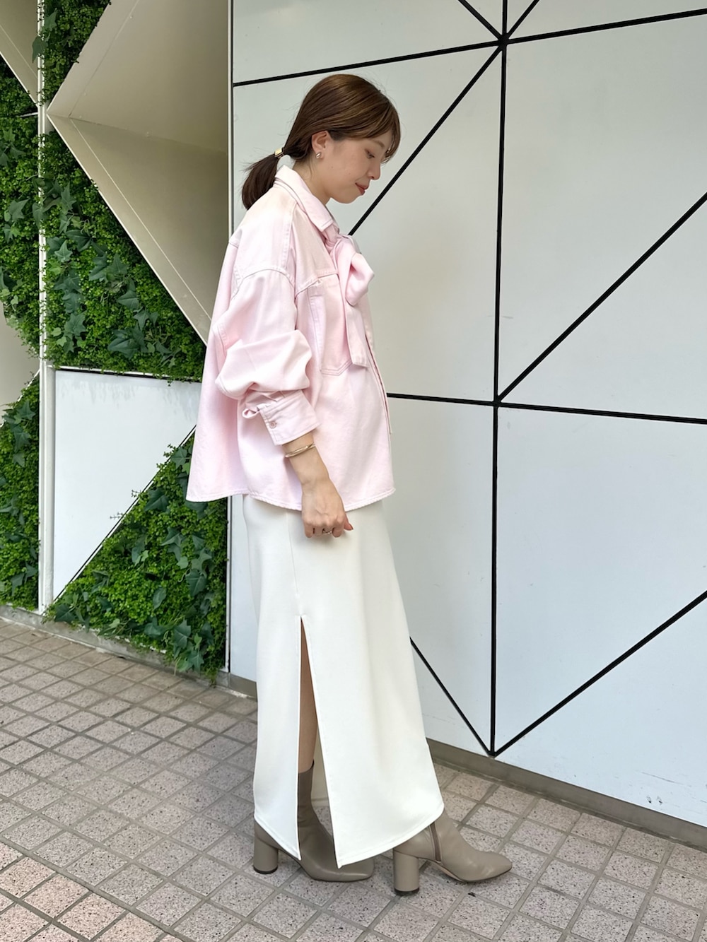 「デニム、カラーコーデ、きれいめカジュアル、シンプルコーデ、お出かけコーデ、おでかけコーデ、ママファッション、休日スタイル、30代コーデ、ボウタイ、タイトスカート、オトナカジュアル、秋コーデ、骨格ストレート、ウィムガゼット」|「Whim Gazetteのデニムボウタイシャツ(シャツ/ブラウス、ピンク系)」を使った、髙橋さん(レディース・158cm)の夏コーディネートの4枚目の写真