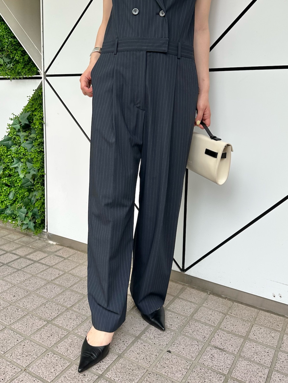 「シンプルコーデ、きれいめカジュアル、お出かけコーデ、オトナカジュアル、きれいめコーデ、モノトーンコーデ、ウィムガゼット、whimgazette、オールインワン、ネイビー、キレイめ、骨格ストレート、シルバーアクセサリー、30代コーデ、ママコーデ」|「Whim Gazetteの【Hoaw.】チョーカー(チョーカー、シルバー系)」を使った、髙橋さん(レディース・158cm)の春コーディネートの6枚目の写真