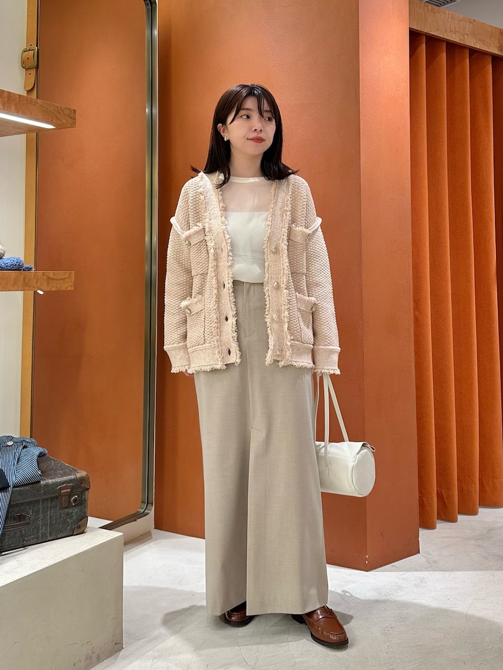「シアートップス、おでかけコーデ、春、キレイめカジュアル、淡色コーデ、骨格ストレート、30代コーデ、ロングスカート、ツイード、ツイードジャケット、カーディガン、ローファー、レザーバッグ、ワントーンコーデ、whimgazette」|「Drawing Numbersの【Drawing Numbers】キュプラシースルーブラウス(シャツ/ブラウス、ホワイト系)」を使った、髙橋さん(骨格ストレート・レディース・158cm)の春コーディネートの4枚目の写真