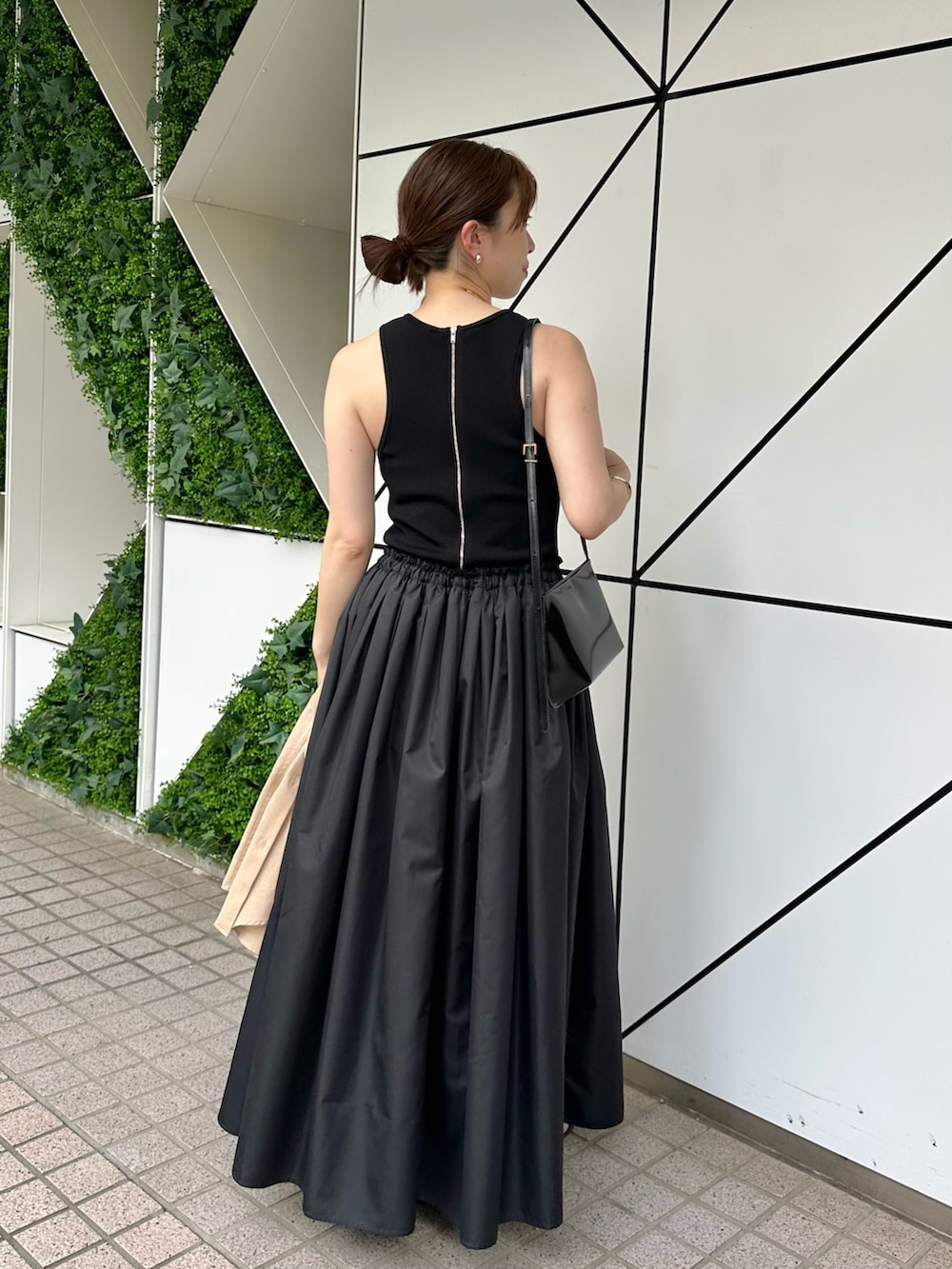 「サンダル、シャツスタイル、シアートップス、お出かけコーデ、夏服コーデ、大人コーデ、キレイめカジュアル、ワンピースコーデ、ワンピース、夏コーデ、オトナカジュアル、ウィムガゼット、whimgazette」｜「Whim Gazetteのドッキングワンピース（ワンピース、ブラック系）」を使った、髙橋さん（レディース・158cm）の春コーディネートの5枚目の写真