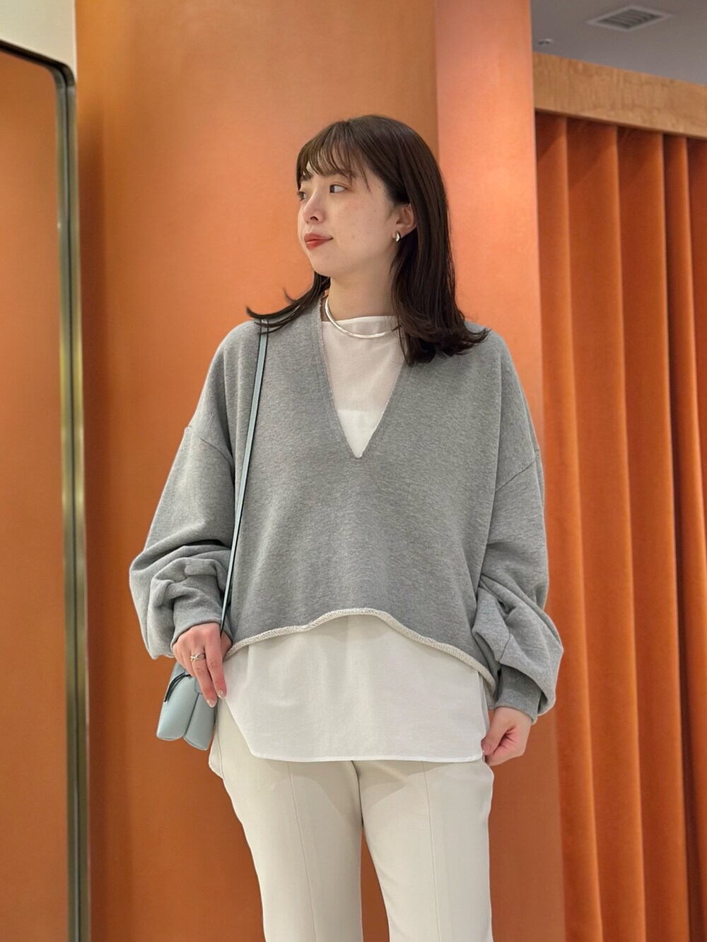 「春めき満開コーデ、休日スタイル、お出かけコーデ、大人カジュアル、ラクチンコーデ、キレイめコーデ、大人ファッション、オトナカジュアル、スウェット、スウェットコーデ、春コーデ、ウィムガゼット、whimgazette、レイヤードスタイル」|「Whim GazetteのスウェットVネックプルオーバー2(スウェット、グレー系)」を使った、髙橋さん(レディース・158cm)の春コーディネートの6枚目の写真