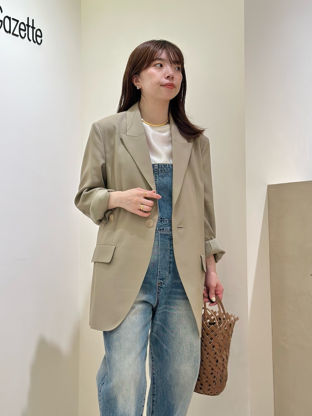 「きれいめカジュアル、シアートップス、夏コーデ、初夏コーデ、夏ファッション、大人カジュアルコーデ、30代コーデ、ジャケットコーデ、ジャケット、サロペット、オールインワン、デニム、デニムコーデ、ウィムガゼット、whimgazette」|「Whim Gazetteの【GEMINI】ジャケット(テーラードジャケット、ベージュ系)」を使った、髙橋さん(レディース・158cm)の夏コーディネートの6枚目の写真