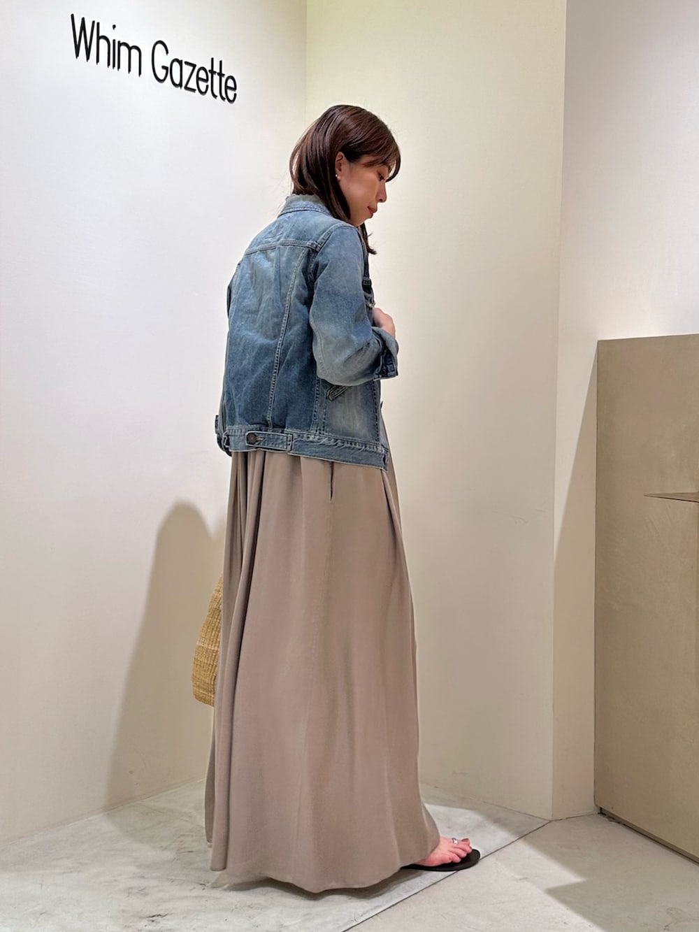 「サンダル、ワンピース、きれいめカジュアル、デニム、お出かけコーデ、シンプルカジュアル、キレイめカジュアル、休日スタイル、大人カジュアル、骨格ストレート、キャミワンピ、Gジャン、夏コーデ、ウィムガゼット、whimgazette」|「Whim Gazetteの【15th Anniversary】Gジャン(デニムジャケット、ブルー系)」を使った、髙橋さん(レディース・158cm)の夏コーディネートの4枚目の写真