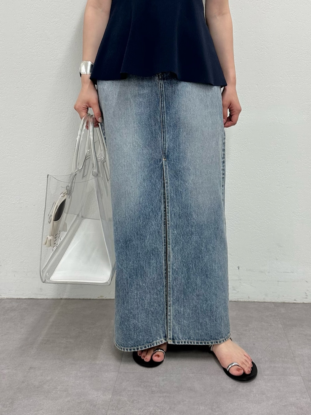 「春色、休日スタイル、デートコーデ、お出かけコーデ、大人カジュアル、春夏コーデ、大人コーデ、大人女子、春服コーデ、シンプルコーデ、デニムコーデ、スカート、ウィムガゼット、whimgazette、オトナカジュアル」|「Whim Gazetteのアメスリフレアプルオーバー(ニット/セーター、ブルー系)」を使った、髙橋さん(レディース・158cm)の春コーディネートの6枚目の写真
