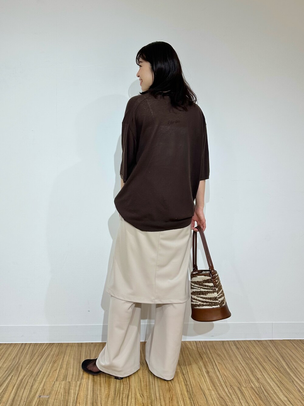 「whimgazette、ウィムガゼット、春服、春カラー、大人女子、おでかけコーデ、きれいめコーディネート、春ニット、春夏コーデ、カジュアルスタイル、ニット、骨格ストレート、レイヤードスタイル、春コーデ、ブラウン」｜「Whim Gazetteの【Hoaw.】チョーカー（チョーカー、ゴールド系）」を使った、髙橋さん（骨格ストレート・レディース・158cm）の春コーディネートの2枚目の写真