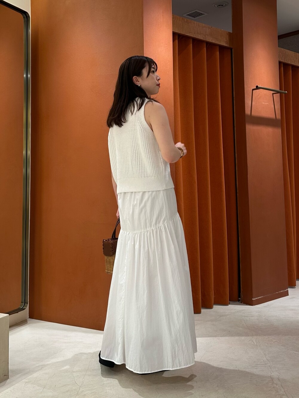 「大人カジュアル、休日スタイル、デートコーデ、お出かけコーデ、春夏コーデ、シンプルコーデ、オトナカワイイ、ウィムガゼット、whimgazette、ホワイト、ホワイトコーデ、フレアスカート、サンダル、30代コーデ」｜「Whim Gazetteのヴィンテージタフタスカート（スカート、ホワイト系）」を使った、髙橋さん（レディース・158cm）の春コーディネートの3枚目の写真