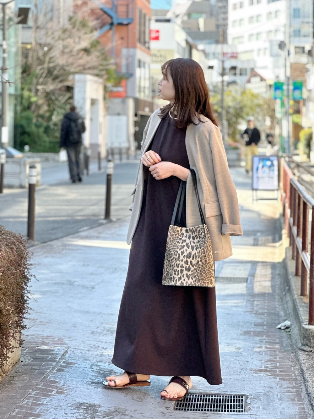 「ジャケット、春コーデ、春めき満開コーデ、休日スタイル、オトナ女子、ラクチンコーデ、お出かけコーデ、リラックススタイル、ママファッション、ベージュ、ワンピース、ウィムガゼット、whimgazette、ワントーンコーデ、ノーカラージャケット」｜「Whim Gazetteのジュートライクノーカラージャケット（ノーカラージャケット、ベージュ系）」を使った、髙橋さん（骨格ストレート・レディース・158cm）の春コーディネートの2枚目の写真