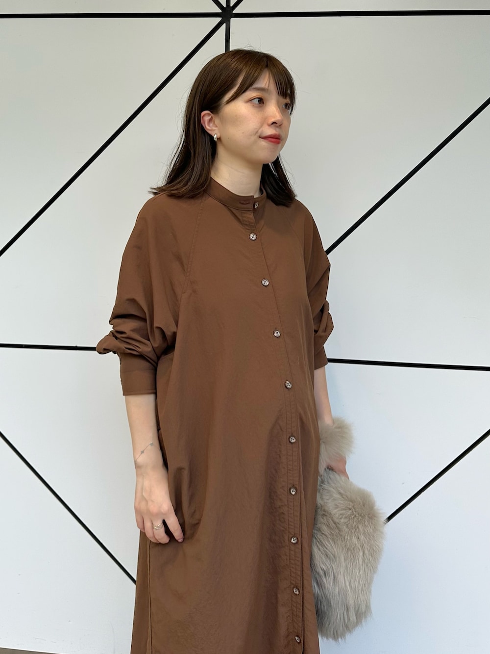 「お出かけコーデ、休日スタイル、ブラウン、きれいめカジュアル、ワンピース、カジュアルスタイル、秋服準備はじめました、ママファッション、ロングブーツ、シャツワンピ、秋コーデ、ファー小物、ファーバッグ、ウィムガゼット、whimgazette」｜「Whim Gazetteのナイロンシャツドレス（ワンピース、ブラウン系）」を使った、髙橋さん（レディース・158cm）の夏コーディネートの5枚目の写真