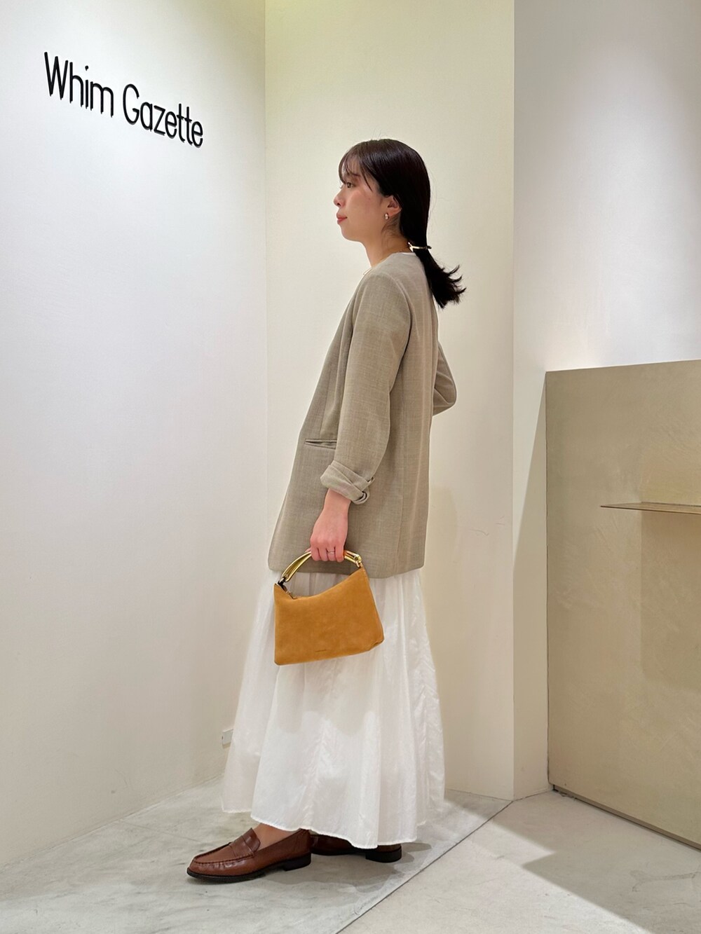 「ジャケット、春コーデ、春服コーデ、春服、カジュアルコーデ、30代コーデ、大人カジュアル、ウィムガゼット、whimgazette、ノーカラージャケット、ジャケットスタイル、フレアスカート、ロゴT、ママコーデ」|「Whim Gazetteの【Hoaw.】Knot チョーカー(チョーカー、ゴールド系)」を使った、髙橋さん(骨格ストレート・レディース・158cm)の春コーディネートの2枚目の写真