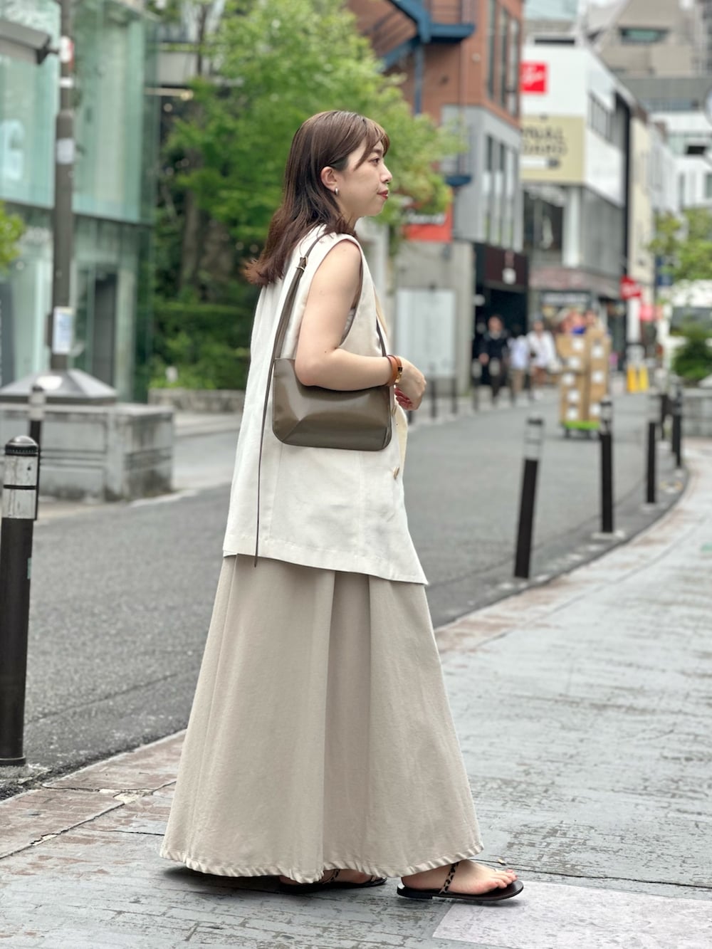 「サンダル、きれいめカジュアル、休日スタイル、お出かけコーデ、淡色コーデ、大人カジュアルコーデ、春夏コーデ、30代コーデ、ママファッション、ワンピース、ジレ、ワントーンコーデ、ノースリーブ、ウィムガゼット、whimgazette」｜「Whim Gazetteのカットフレアワンピース（ワンピース、ベージュ系）」を使った、髙橋さん（レディース・158cm）の春コーディネートの2枚目の写真