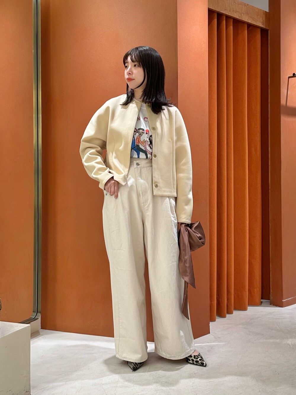 「春色、デニム、シンプルスタイル、お出かけコーデ、大人カジュアルコーデ、春先取り、カラーコーデ、大人女子、春服コーデ、ママファッション、パンツスタイル、大人コーデ、whimgazette、ウィムガゼット、ブルゾン」|「Whim Gazetteのダンボールブルゾン(ノーカラーコート、イエロー系)」を使った、髙橋さん(骨格ストレート・レディース・158cm)の春コーディネートの3枚目の写真