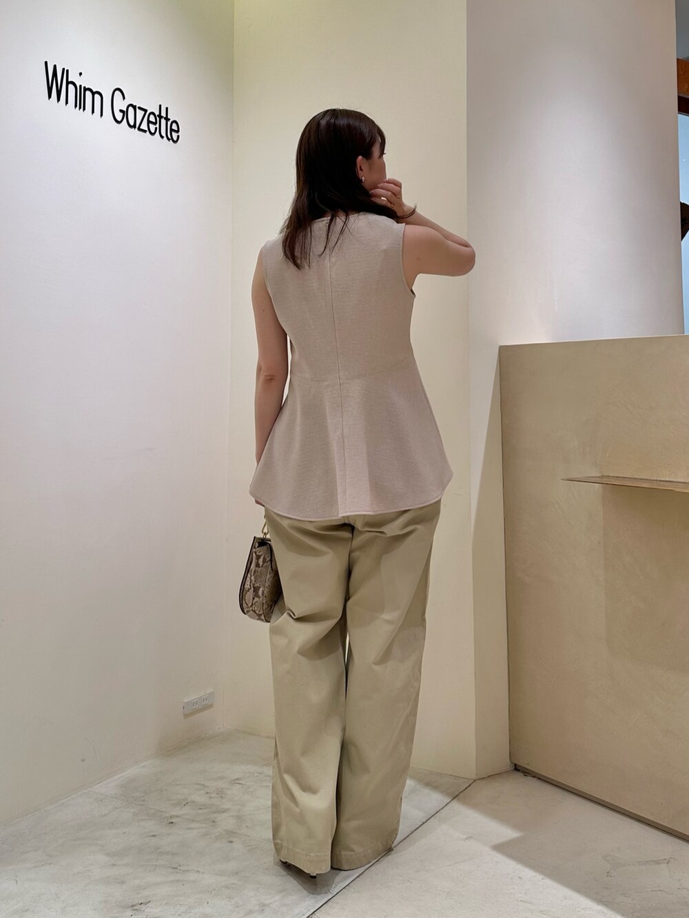 「大人カジュアル、春夏コーデ、淡色コーデ、シンプルコーデ、きれいめカジュアル、お出かけコーデ、大人カジュアルコーデ、チノパン、オトナカジュアル、ウィムガゼット、whimgazette、ぺプラムトップス、ワントーンコーデ、ノースリーブ」｜「Whim Gazetteのバイオ加工チノパンツ（チノパンツ、ベージュ系）」を使った、髙橋さん（レディース・158cm）の春コーディネートの3枚目の写真