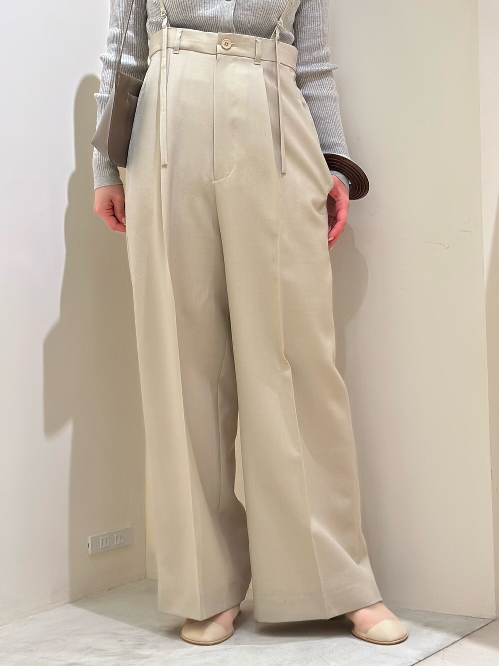 「ウィムガゼット、whimgazette、ワントーンコーデ、春服、春カラー、大人女子、おでかけコーデ、きれいめコーディネート、春ニット、骨格ストレート、30代コーデ、サスペンダー、リブニット、カーディガン、ミュール」｜「Whim GazetteのコットンシルクVネックカーディガン（カーディガン/ボレロ、グレー系）」を使った、髙橋さん（骨格ストレート・レディース・158cm）の春コーディネートの6枚目の写真