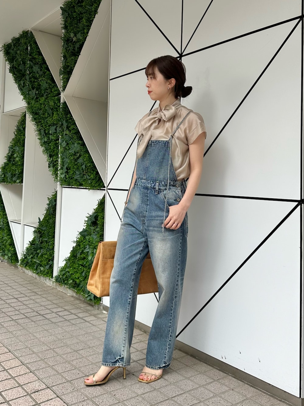 「春色、春めき満開コーデ、休日スタイル、お出かけコーデ、シアートップス、大人カジュアル、オトナ女子、オトナカジュアル、カジュアルスタイル、大人ガーリー、ママファッション、ボウタイブラウス、ウィムガゼット、オールインワン、デニム」｜「Whim Gazetteのデニムオールインワン2（つなぎ/オールインワン、ブルー系）」を使った、髙橋さん（レディース・158cm）の春コーディネートの4枚目の写真