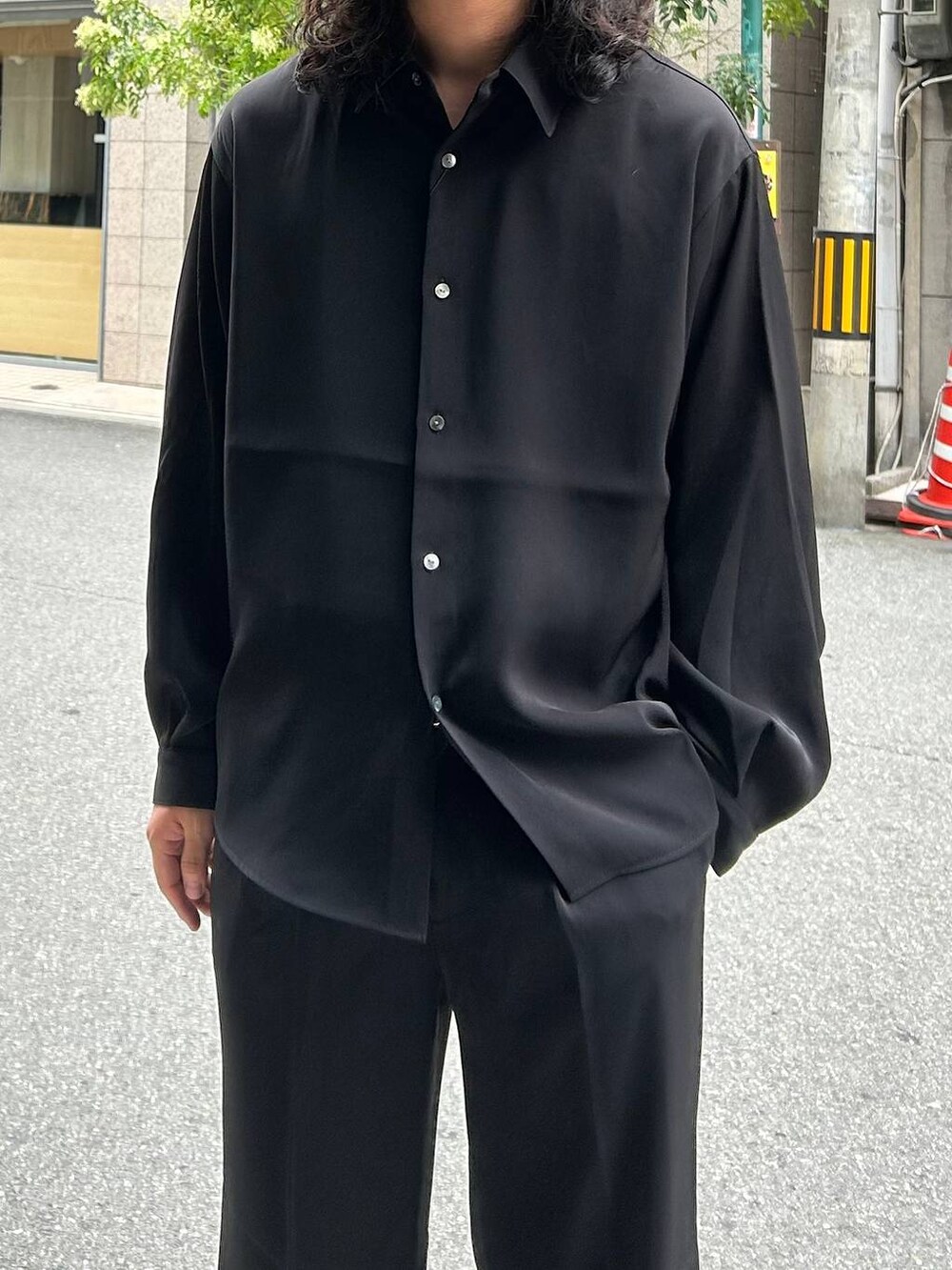 ブラック系のスラックス、ブラック系のシャツ/ブラウス、ブラック系のTシャツ/カットソーを着用したメンズの夏コーディネートの2枚目の写真