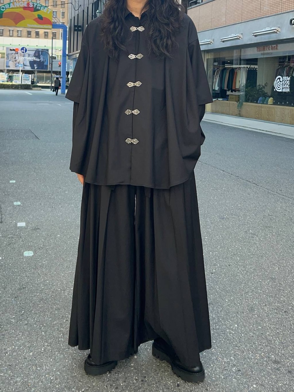 グレー系のタンクトップ、ブラック系のドレスシューズ、ブラック系のその他パンツを着用したメンズの秋コーディネートの2枚目の写真