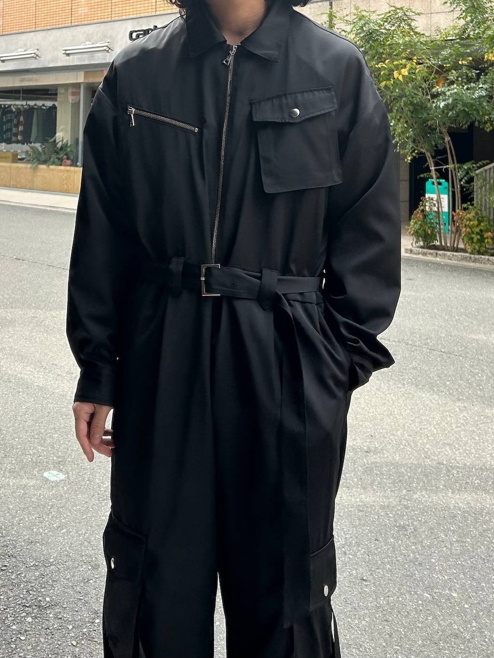 ブラック系のつなぎ/オールインワン、ブラック系のTシャツ/カットソー、ブラック系のドレスシューズを着用したメンズの春コーディネートの2枚目の写真