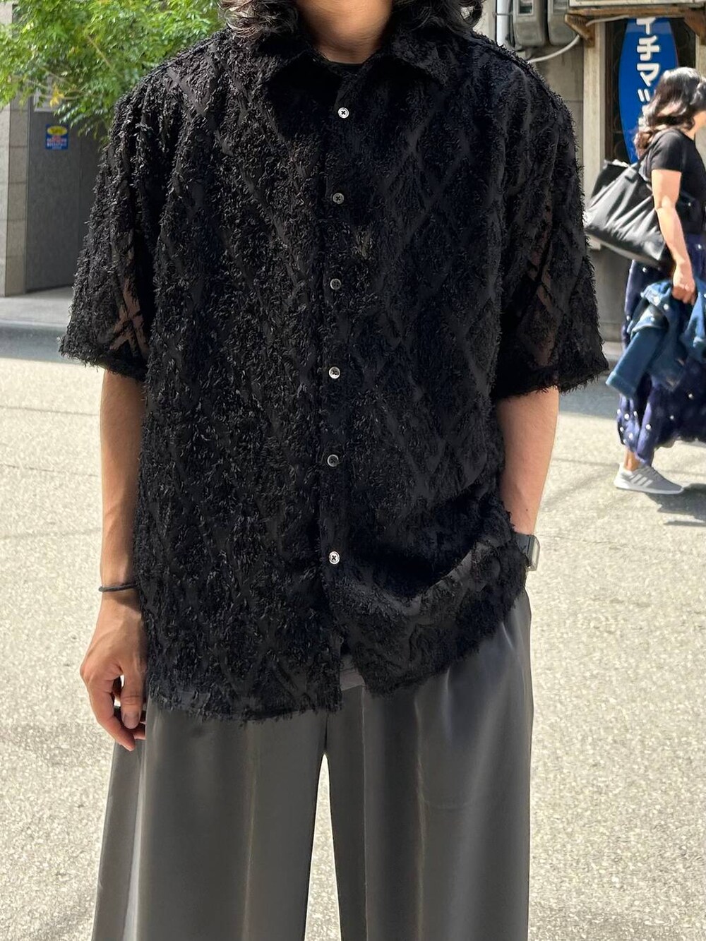 ブラック系のサンダル、グレー系のスラックス、ブラック系のTシャツ/カットソーを着用したメンズの夏コーディネートの2枚目の写真