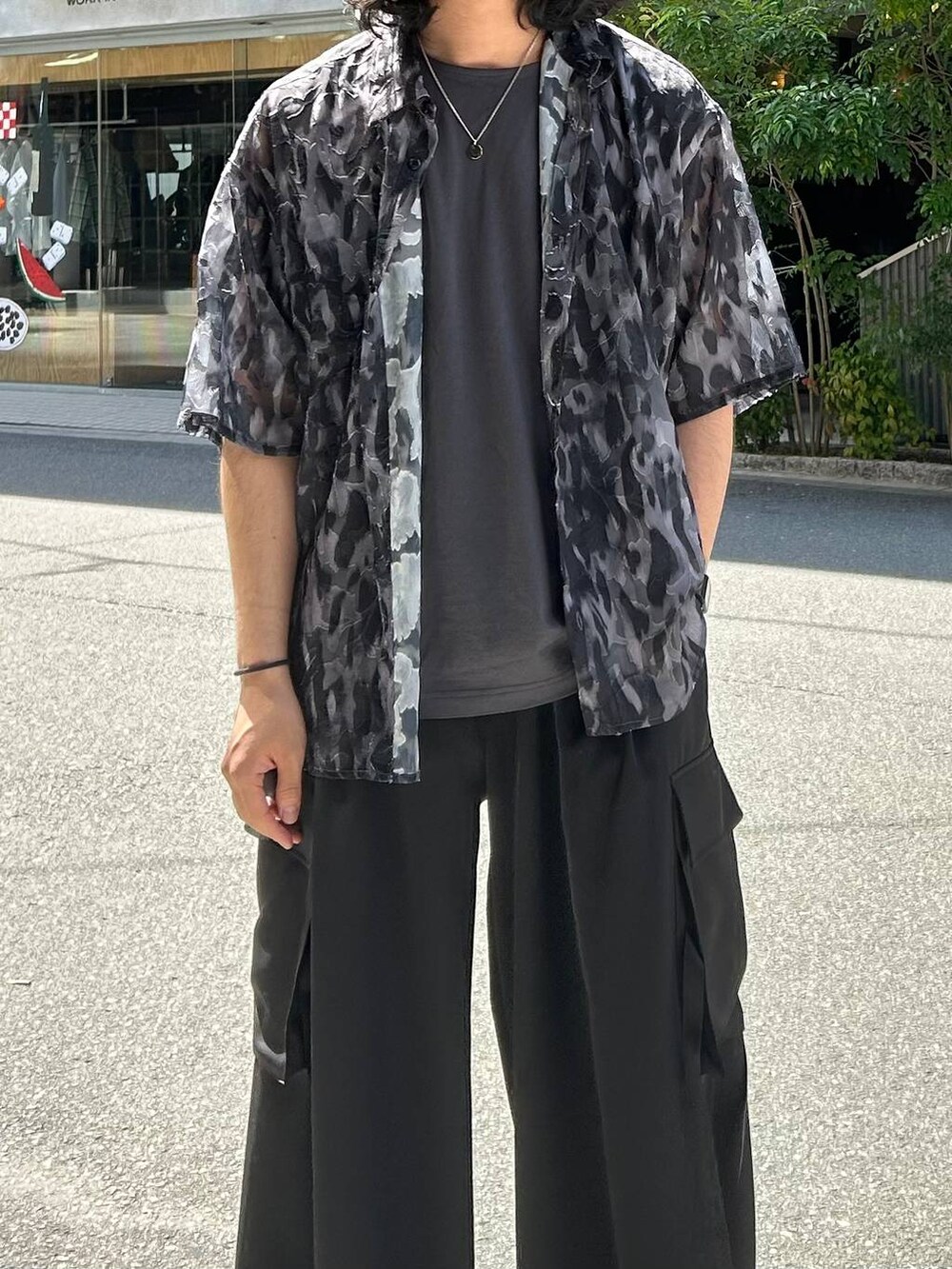 ブラック系のシャツ/ブラウス、ブラック系のサンダル、グレー系のTシャツ/カットソーを着用したメンズの春コーディネートの2枚目の写真