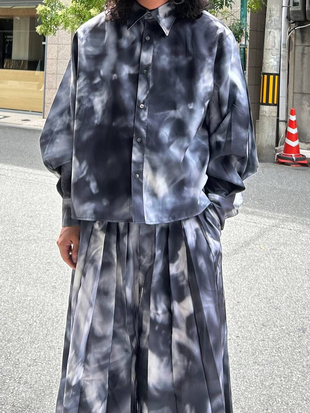 ブラック系のTシャツ/カットソー、ホワイト系のその他パンツ、ブラック系のドレスシューズを着用したメンズの夏コーディネートの2枚目の写真