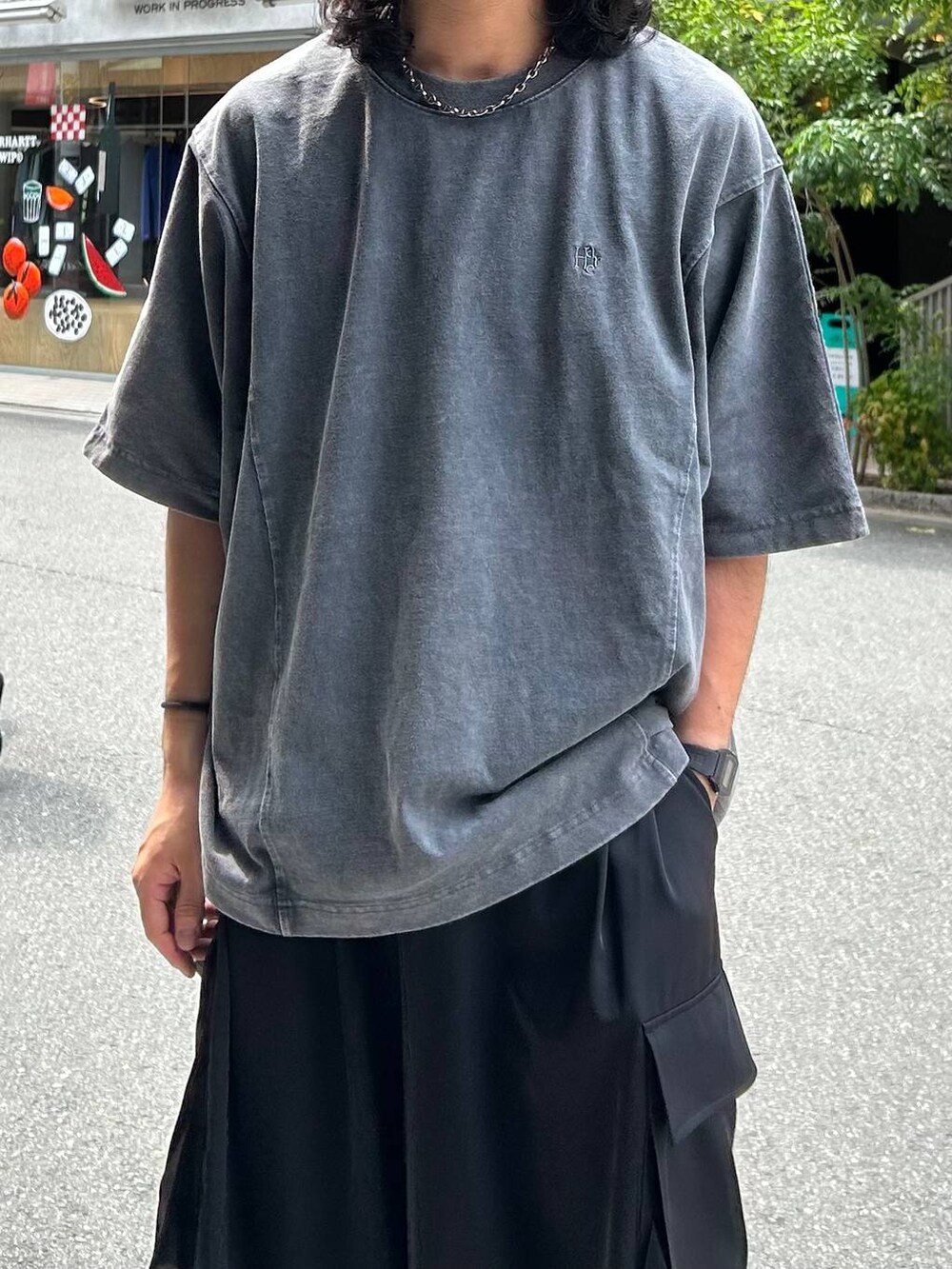 ブラック系のサンダル、ブラック系のタンクトップ、ブラック系のカーゴパンツを着用したメンズの夏コーディネートの2枚目の写真