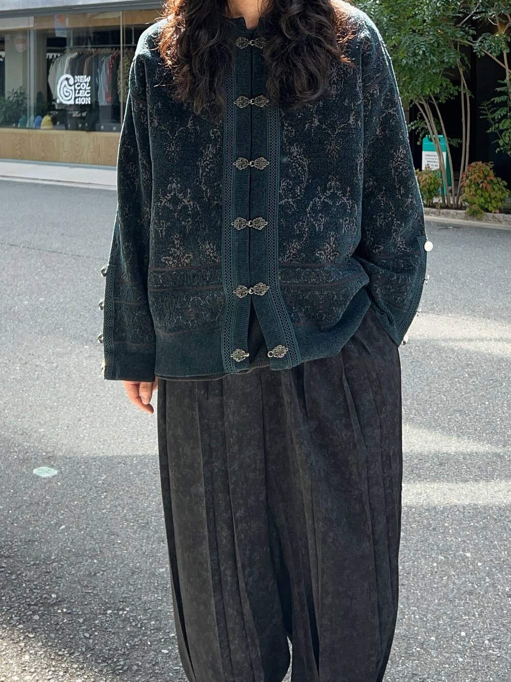 グレー系のTシャツ/カットソー、グリーン系のカーディガン/ボレロ、ブラック系のドレスシューズを着用したメンズの秋コーディネートの2枚目の写真