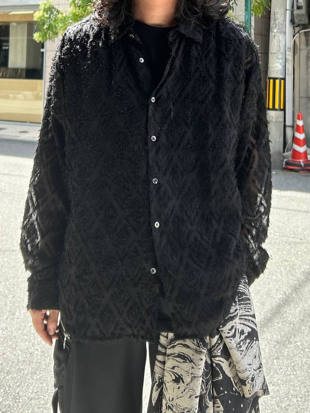 ブラック系のカーゴパンツ、ブラック系のドレスシューズ、ブラック系のTシャツ/カットソーを着用したメンズの夏コーディネートの2枚目の写真