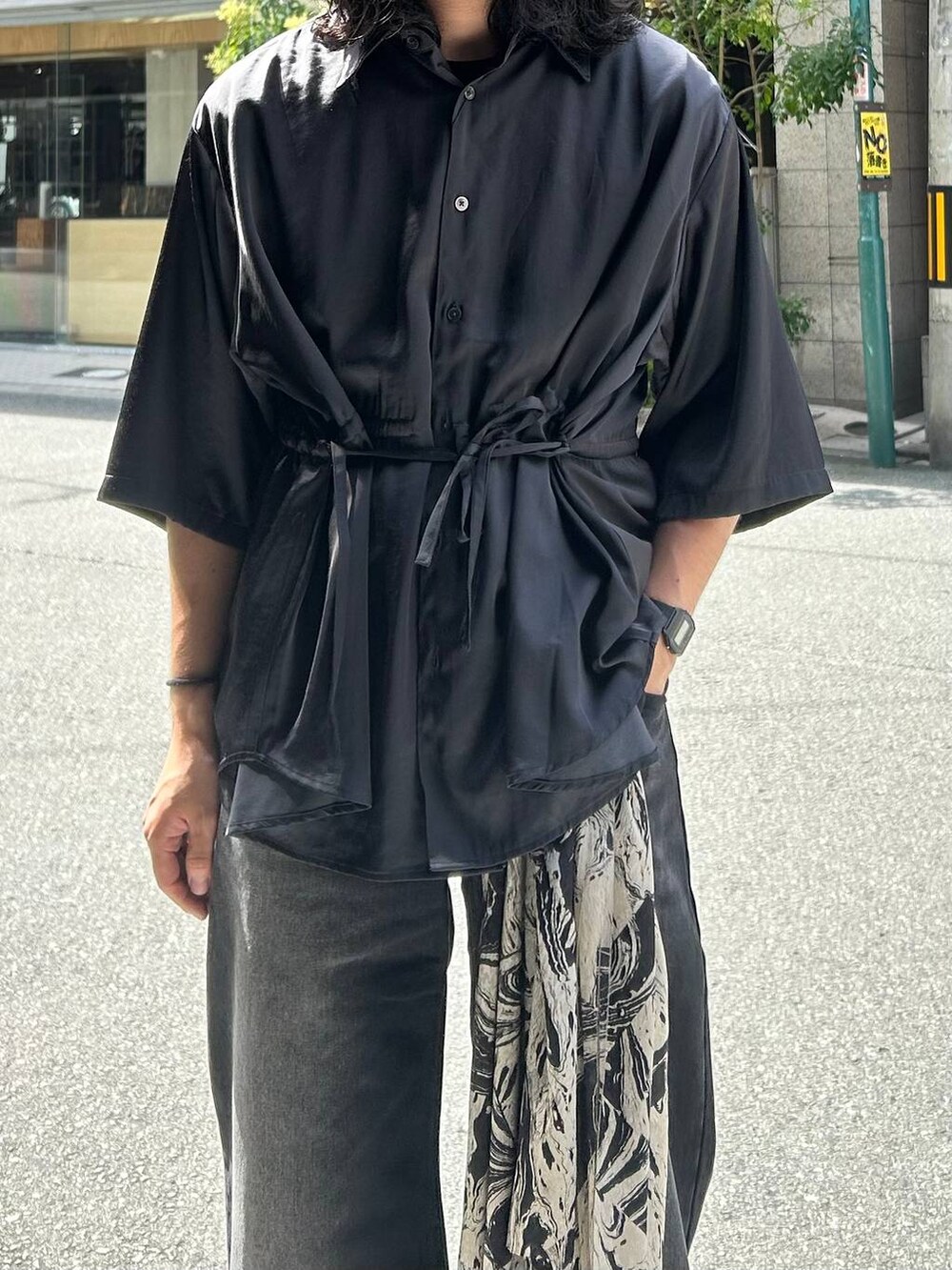 ブラック系のTシャツ/カットソー、ブラック系のサンダル、ブラック系のデニムパンツを着用したメンズの夏コーディネートの2枚目の写真