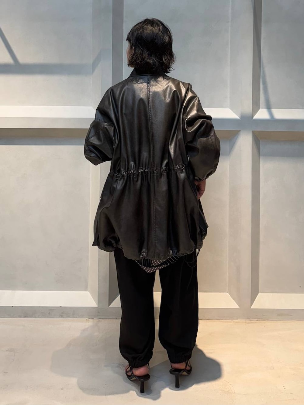 ホワイト系のキャミソール、ブラウン系のブルゾン、ブラウン系のその他パンツを着用したレディースの秋コーディネートの6枚目の写真