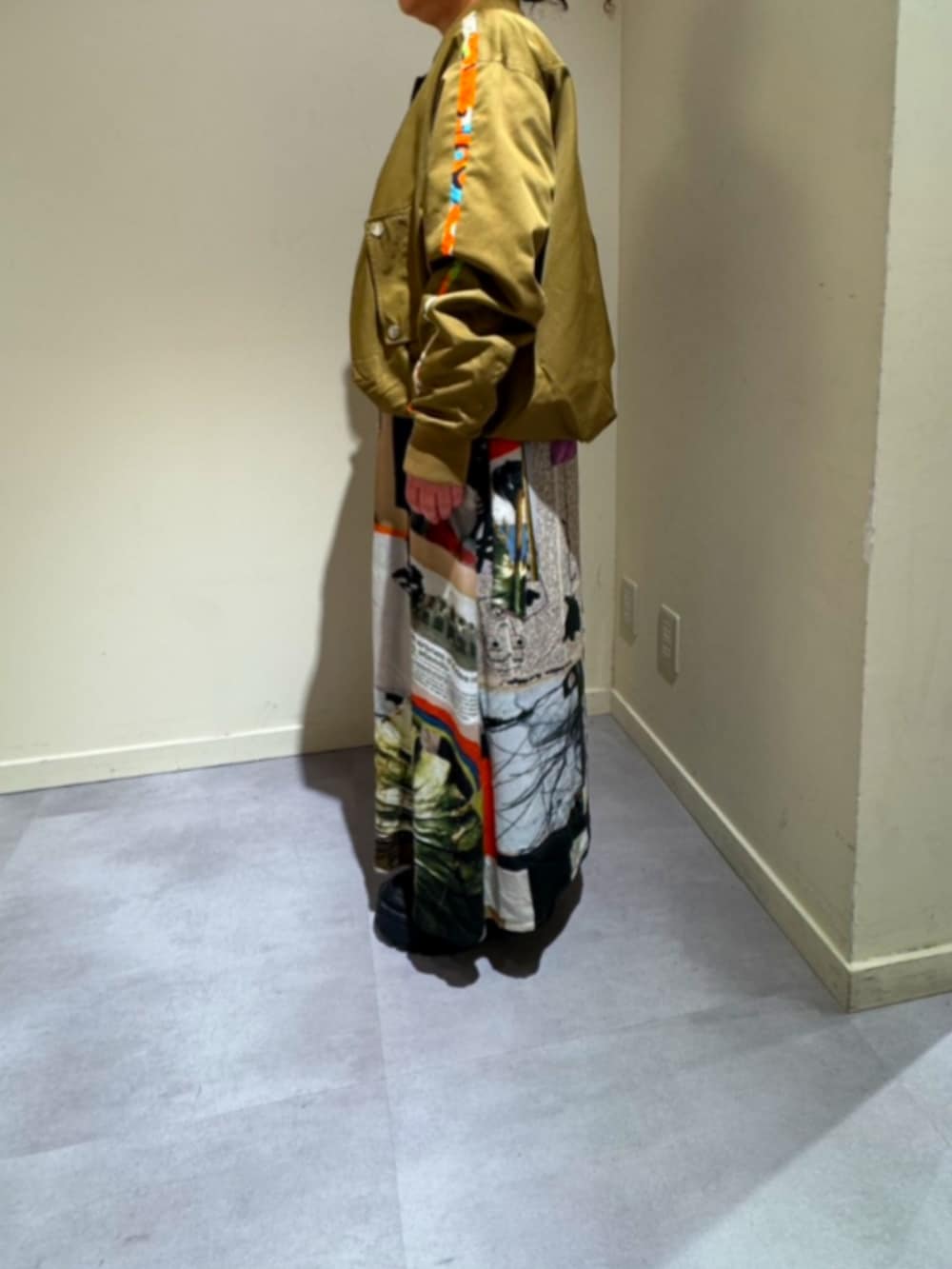 ブラウン系のブルゾン、その他のシャツワンピースを着用したレディースの春コーディネートの2枚目の写真