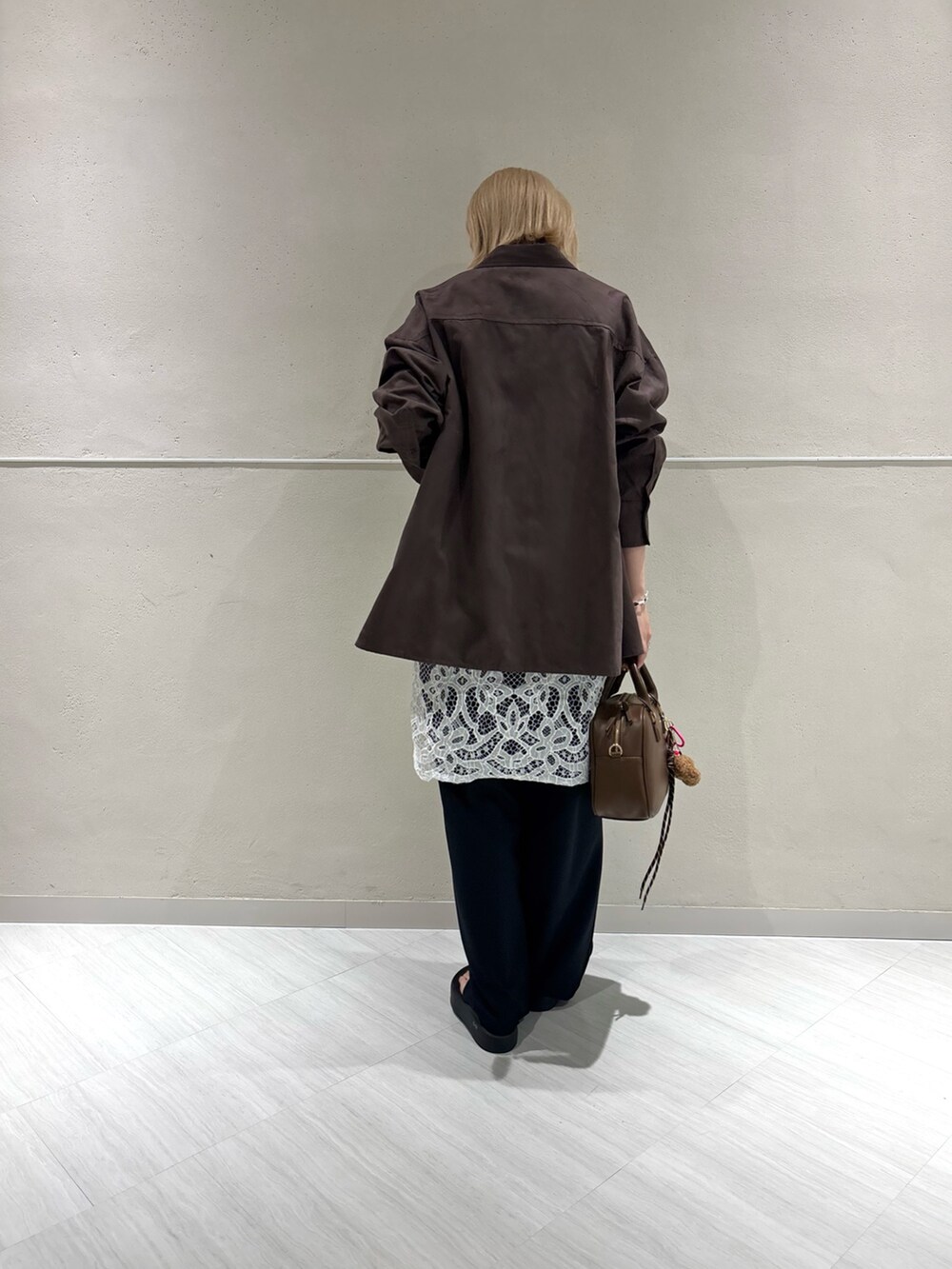 ブラウン系のシャツ/ブラウス、ブラック系のその他パンツ、ブラウン系のボストンバッグを着用したレディースの夏コーディネートの3枚目の写真